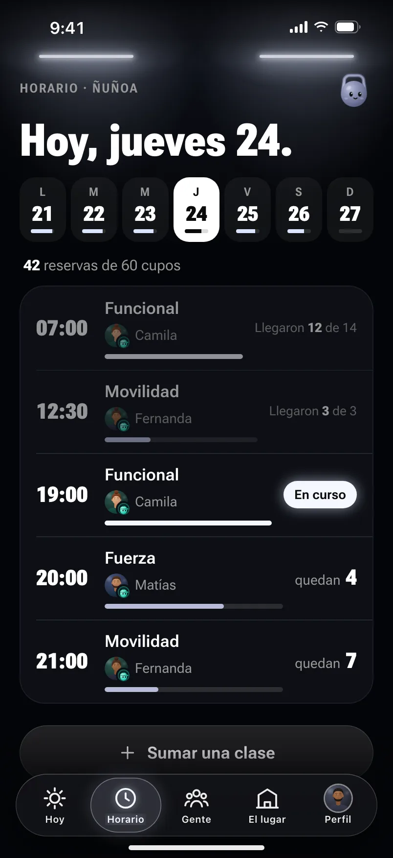 El horario del gimnasio: la semana, 42 reservas de 60 cupos, y cada clase con su coach y lo que queda (Funcional 19:00 en curso, Fuerza 20:00 con 4 cupos, Movilidad 21:00 con 7).