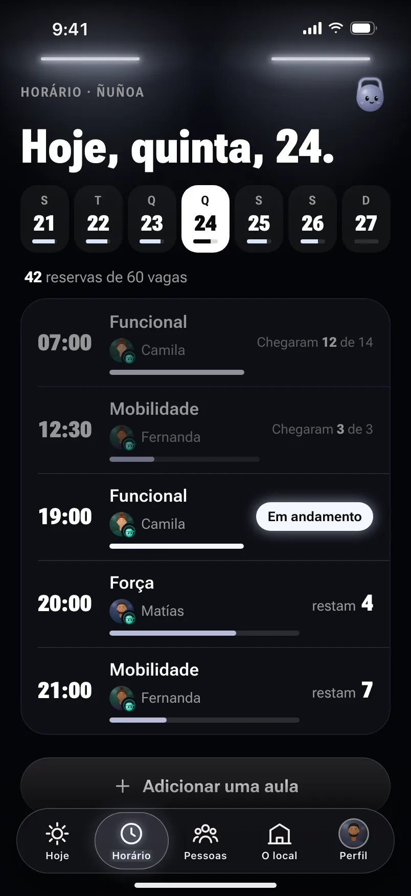 O horário da academia: a semana, 42 reservas de 60 vagas, e cada aula com seu coach e o que resta (Funcional 19:00 em andamento, Força 20:00 com 4 vagas, Mobilidade 21:00 com 7).